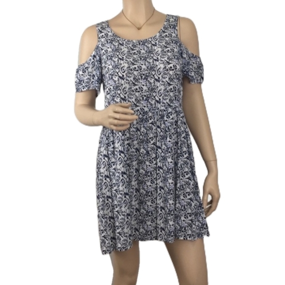 Doe & Rae Dresses & Skirts - Doe & Rae Cold Shoulder Print Dress - Size Large Womens L